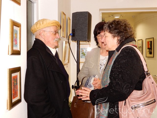 Fellobant az első gyertya lángja 37